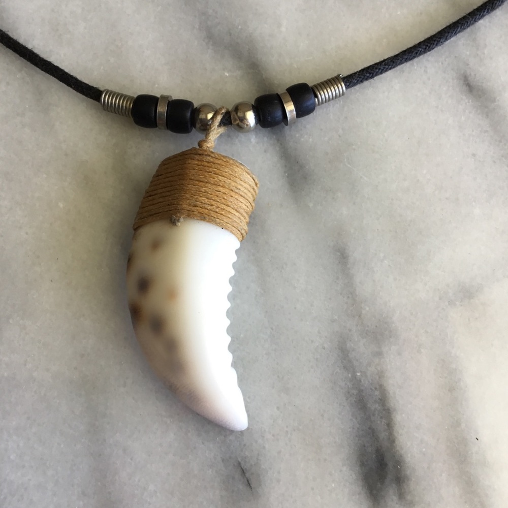 Edgy Shell 🐚 Necklace - Picture 2 of 3
